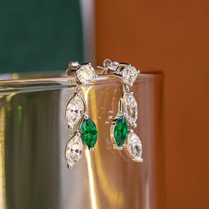 Boucles d'oreilles de style vintage avec émeraudes de laboratoire, en argent sterling et émail vert – Achetez des bijoux en ligne - Product Image 5