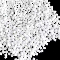 Granulés de plastique PET non modifiés à taux de rétrécissement constant pour le travail de soufflage de contenants d'emballage de formes complexes