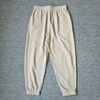 Pantalon de jogging homme beige côtelé avec cordon de serrage, taille élastique, coupe fuselée décontractée, poches plaquées, style streetwear, vente en gros, personnalisable OEM