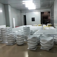 Pot Tanaman Fiberglass Tekstur Gelombang Biru dan Putih MOQ Rendah Pengiriman Cepat untuk Dekorasi Komersial
