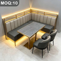 Ensemble de salle à manger moderne de luxe personnalisable OEM ODM, table en pierre frittée, structure en acier inoxydable, bordure métallique et chaise en cuir pour restaurant