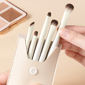 Ensemble de pinceaux de maquillage pour les yeux miniatures et portables, fibres synthétiques douces, pinceaux pour estomper les fards à paupières et pour les détails, avec sac de rangement à fermeture à pression - Product Image 1