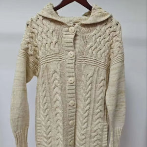Cardigan à capuche élégant et décontracté en tricot torsadé fait à la main doux pour la crème avec bouton en bois sur le devant motif texturé complexe - Product Image 1