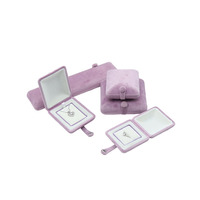 Boîte à bijoux carrée moderne haut de gamme en velours avec fermeture à pression, motif couronne, pour ranger bagues, boucles d'oreilles, colliers, pendentifs et bracelets BK
