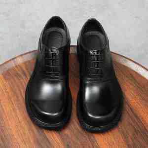 Chaussures Derby Luxueuses et Élégantes avec Design Brogue Fait Main en Cuir Véritable et Daim pour Hommes - Product Image 1