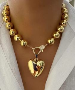 <span class=keywords><strong>Set</strong></span> di <span class=keywords><strong>Collane</strong></span> <span class=keywords><strong>Girocollo</strong></span> da Donna alla Moda con Ciondolo a Cuore Sacro Placcato Oro 18k e Catena a Maglie - Product Image 3