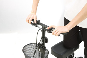 <span class=keywords><strong>Déambulateur</strong></span> à genouillères orientable pour blessures au pied - Trottinette métallique réglable <span class=keywords><strong>avec</strong></span> double frein, panier en tissu amovible et coussin rembourré, capacité 136 kg - Product Image 4