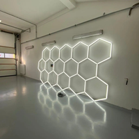Lampe d'atelier LED portable et étanche pour le detailing automobile et les salles d'exposition de voitures, montage hexagonal au plafond avec CCT 6000K, indice de protection IP54