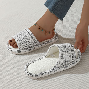 Pantoufles d'intérieur pour femmes avec mousse à mémoire de forme, bandes croisées, doublure en PVC, semelle extérieure en EVA amortissante pour l'automne – Prix usine - Product Image 6