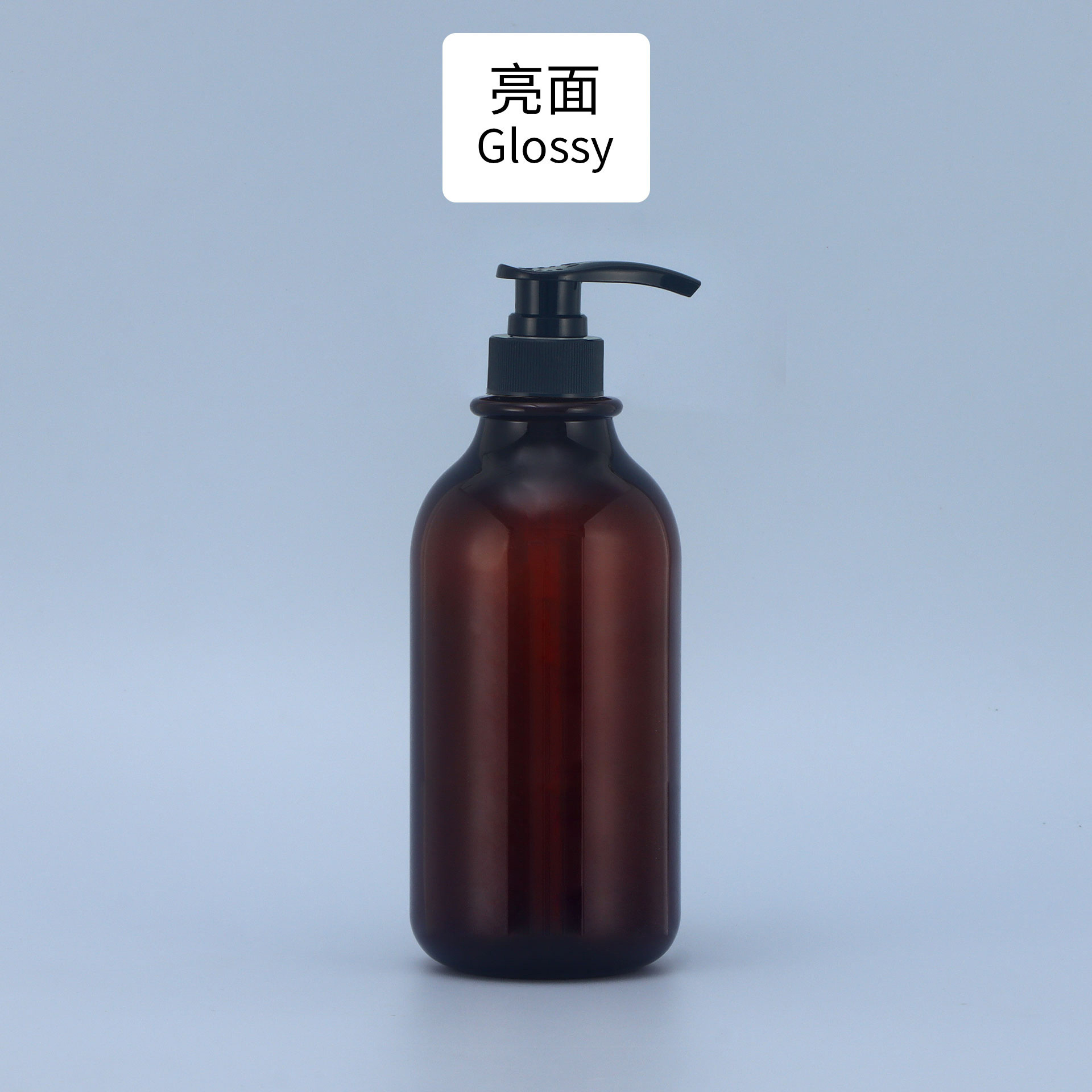 Botella de té brillante OH con bomba negra.