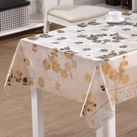 Nappe en PVC RNPT ornée de dentelle florale dorée avec bordure large à motifs, côtés transparents et finition lisse pour la salle à manger