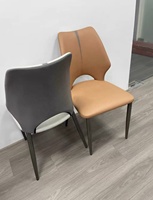 Chaise de salle à manger commerciale minimaliste italienne moderne, structure en acier, dossier rembourré doux, design créatif haut de gamme pour la maison et l'hôtel