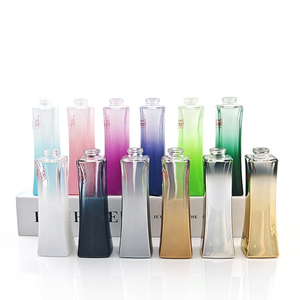 Fabricant de flacons de parfum blancs Ensemble de flacons de parfum en verre carrés blancs de luxe personnalisés de 30ml - Product Image 4