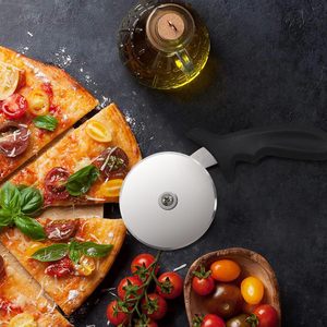 Roulette à pizza circulaire moyenne colorée en acier inoxydable avec bord dentelé pour une découpe parfaite de vos pizzas - Product Image 4