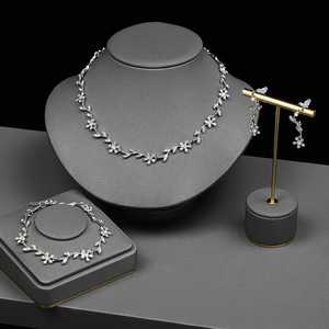 Conjunto de Tres Piezas Clásico y Sencillo con Aretes, Pulsera y Collar de Camelia con Pedrería Plateada Estilo Punk - Product Image 1