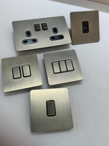 86 벽걸이 복고풍 스타일 골동품 황동 토글 스위치 스테인레스 스틸 프레임 UK13A 유럽 소켓 UNIVERSAL 전원 USB 콘센트 - Product Image 3