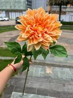 S-0033 Composition florale artificielle de qualité, orange et verte, pour centre de table de mariage et événements