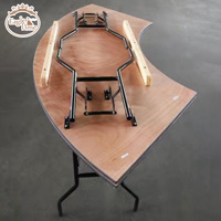 2024 Vente chaude Table en bois pour événement de mariage en bois Tables en bois massif de forme incurvée pour événements