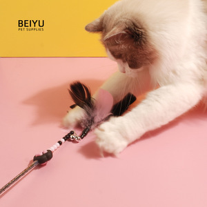 Jouet à plumes BeiYu pour chat avec clochette et motif de patte pour jeu interactif 14g Noir - Product Image 4