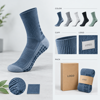 Chaussettes de football Graphic Grip en polyester recyclé et élasthanne, profil fin, maintien sûr sur le terrain, logo artistique, gradation des tailles