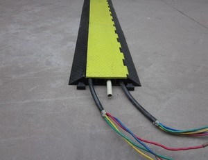 Rampe de protection de câbles en caoutchouc robuste à 2 canaux |   Couvre-câble portable pour la sécurité routière - Product Image 3