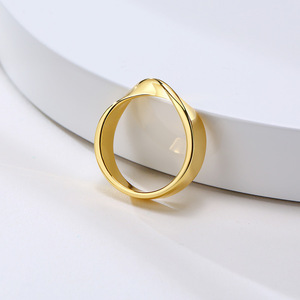 <span class=keywords><strong>Bague</strong></span> en <span class=keywords><strong>acier</strong></span> <span class=keywords><strong>inoxydable</strong></span> de style européen et américain Mobius or femme accessoires de main simples en gros - Product Image 4
