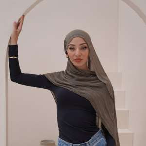 2025年ホットセール クリンクルレーヨンビスコースヒジャブ 高品質ムスリム向けカスタムショールヒジャブ LOLOVE 通気性 四季対応 デイリーユース - Product Image 3