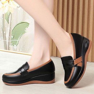 Mocassins compensés à plateforme pour femmes grandes tailles, coupe large, en cuir bicolore, à boucle, à enfiler, semelle en caoutchouc antidérapante, confortables pour la marche - Product Image 2