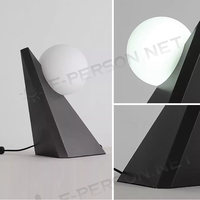 Lampe de table LED moderne minimaliste simple avec base triangulaire en verre |   Interrupteur à bouton-poussoir blanc chaud, lumière ambiante décorative