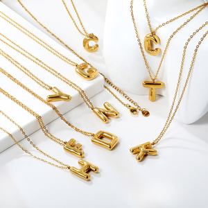Collana Personalizzata con Lettere a Bolla 26 Stile Chubby Gioielli con Iniziali a Palloncino in Acciaio Inox Placcato Oro per Donne - Product Image 1