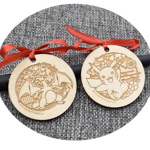 Etiquetas Colgantes de Madera Cracker Barrel con Logotipo de Felices Fiestas, Rectangulares, Color Madera Natural, Decorativas para Interiores - Product Image 3