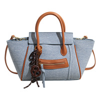 Sac fourre-tout tendance en jean avec garniture en cuir PU, grande capacité, sac à main à bandoulière pour femme avec quincaillerie dorée et sangle réglable