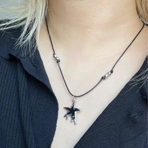 Collier en corde noire avec pendentif étoile à cinq branches en alliage, chaîne tendance pour le quotidien, style Europe-Amérique, été 2024 - Product Image 2