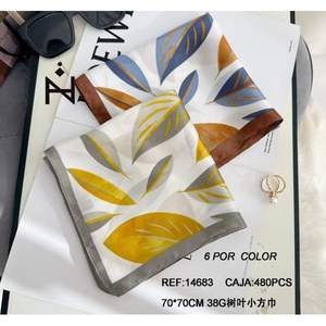 Elegante Sciarpa in Seta con Motivo a Foglie 70x70Cm Quadrata per Donna Accessorio di Moda - Product Image 3