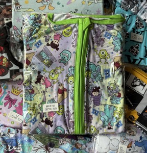 Pijamas de Bambu para Meninas Prontos para Envio, Impressões de Personagens Mais Vendidas, Caixa Misteriosa com Estilos Aleatórios para Crianças - Product Image 1