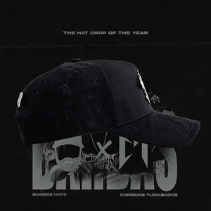 Disponibile all'ingrosso Cappello trucker in camoscio a 5 pannelli con visiera larga, con strass e logo in metallo X Corridos Tumbados X Ct - Product Image 5