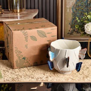 Jarrón de Cerámica con Diseño de Mariposa, Florero Moderno de Porcelana, Porta Flores Blanco Decorativo para Hogar u Oficina - Product Image 1