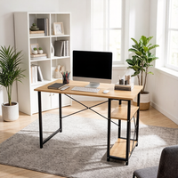 Bureau d'ordinateur moderne et simple avec étagère latérale, plateau en bois et structure métallique, bureau d'étude et d'écriture pour la maison, le bureau ou les petits espaces