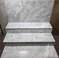 Dalles modernes effet marbre 470x1200mm, marches d'escalier brillantes, style classique, résistantes à l'usure, accents intérieurs, isolation thermique