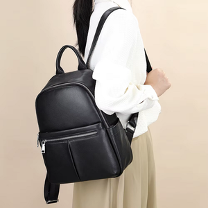 Mochilas de mujer 100% de cuero genuino con herrajes metálicos pulidos y elegantes paneles de cuero - Product Image 4