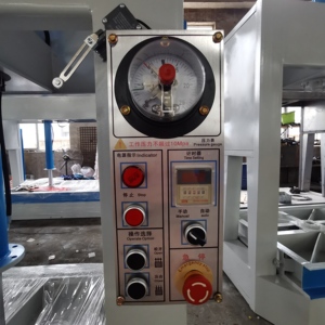 Machine d'extraction d'huile pour le travail du bois Allison à pression à froid, pression maximale de 50T, puissance de 4KW, 380V, table de travail de 1300x2500mm pour les portes en bois - Product Image 5