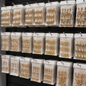 Bijoux en gros : Boucles d'oreilles breloques en alliage de cuivre plaqué or 18 carats et 24 carats, style américain, tendance pour femmes - Product Image 3