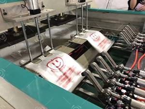 เครื่องผลิตถุงเสื้อยืดแบบตัดเย็นสองรางจากโรงงาน OEM ขนาด 500 มม. สำหรับถุงพลาสติกใส่ของ ถุงขยะ ถุงช้อปปิ้ง - Product Image 4