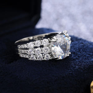 Anello F450 con Diamante in Oro Bianco, Taglio Brillante Naturale Rotondo, Colore G, Gioiello da Donna per Fidanzamento - Product Image 3