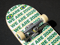 Planches de skateboard personnalisées sur le thème du football, imprimées UV, en érable chinois, forme double rocker cruiser, roulements ABEC-9, rebond 90A