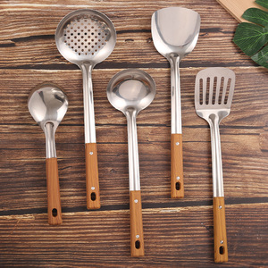 Juego de utensilios de cocina de acero inoxidable de 5 piezas con mango de madera: cuchara, espátula, cucharón y otros utensilios de cocina - Product Image 1