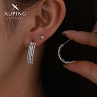 Joyería Xuping al Por Mayor Dubái Aretes de Aro Pequeños Tipo Huggie para Mujer Chapados en Oro de 14K y 18K con Diseño de Flor Cuadrada Congelada a la Moda