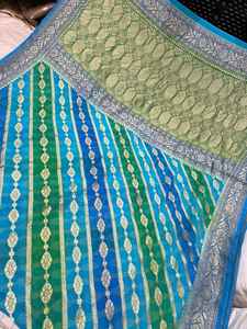 Sari en Chiffon Georgette Pur Khaddi Teint à la Brosse, Tissage Banarasi, Motifs Zari Riches, Texture Fluide et Légère, Idéal pour les Fêtes - Product Image 2