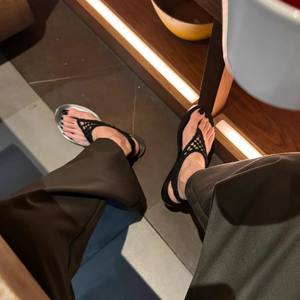 Nouvelles sandales plates à enfiler pour femme, design de niche 2026, en cuir véritable, à bout ouvert, en maille noire ajourée, pour l'été - Product Image 3