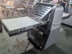 Machine automatique commerciale pour la fabrication de pâte feuilletée, mini-laminoir à pâte, ligne d'équipement pour croissants et pâtisseries à la margarine - Product Image 2